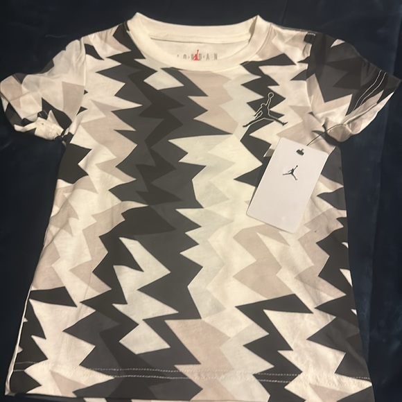 NWT Jordan
Little boys Short Sleeve MJ Flight MVP AOP T-Shirt - Picture 4 of 11